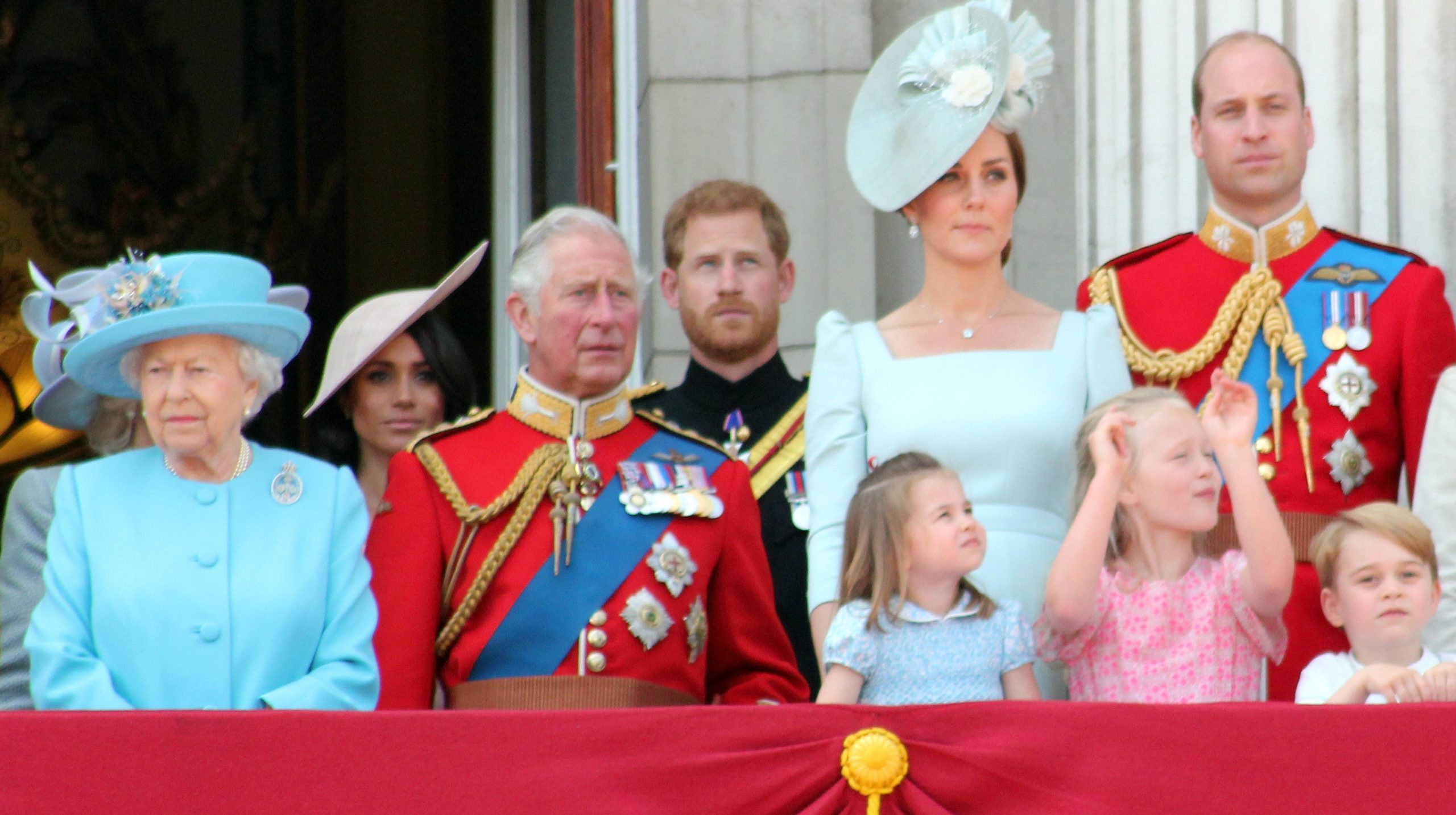 The royal family. Члены королевской семьи в кепке.