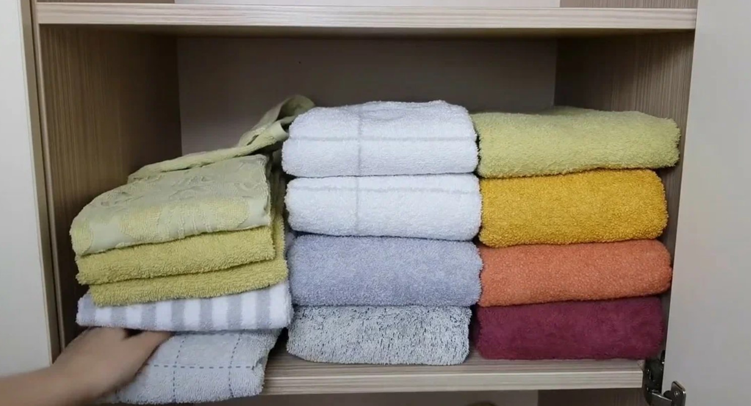 Свежее полотенце. Идеи для хранения полотенец. Вертикальное хранение полотенец. Стопка полотенец. Способы хранения полотенца.